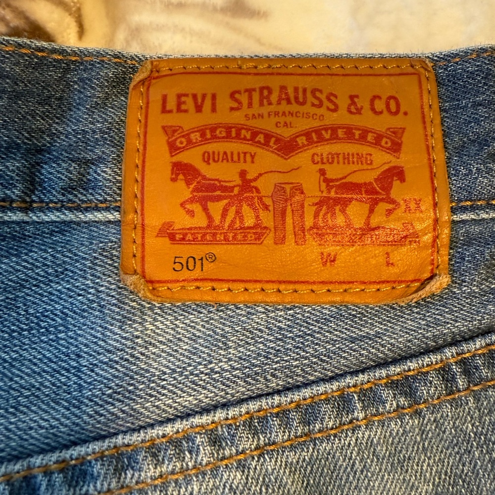 Vintage 501 25x32. Button fly. Distressed areas. Leather Levi’s branding label. - Picture 9 of 10